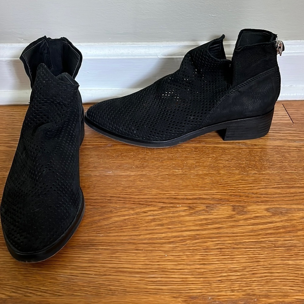 DOLCE Vita black booties in great condition Size 8.5